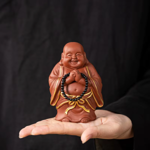 Lachende Boeddha tea pet met zwart kralensnoer