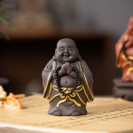 Lachende Boeddha tea pet met zwart kralensnoer