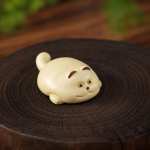 Liggende kat als Yixing tea pet