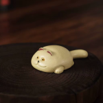 Liggende kat als Yixing tea pet