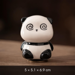 Pandabeer tea pet van keramiek — Zittend, spiraalvormige ogen