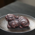 Pixiu tea pet met reliëfkrullen