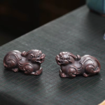 Pixiu tea pet met reliëfkrullen