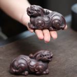 Pixiu tea pet met reliëfkrullen