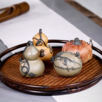 Pompoenvormige tea pet van paarse klei met kikker