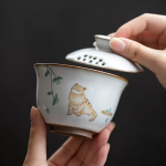 Porseleinen gaiwan met kattenmotief