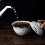 Porseleinen gaiwan met kattenmotief