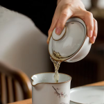 Porseleinen gaiwan met kattenmotief