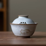Porseleinen gaiwan met kattenmotief — Languit liggende beige kat