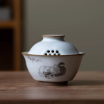 Porseleinen gaiwan met kattenmotief — Liggende grijs gestreepte kat