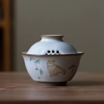Porseleinen gaiwan met kattenmotief — Staande beige-rode kat
