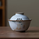 Porseleinen gaiwan met kattenmotief — Zittende beige kat
