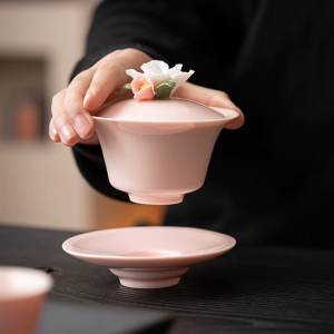 Porseleinen gaiwan met reliëfbloem