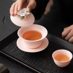 Porseleinen gaiwan met reliëfbloem