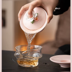 Porseleinen gaiwan met reliëfbloem