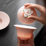Porseleinen gaiwan met reliëfbloem