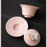Porseleinen gaiwan met reliëfbloem