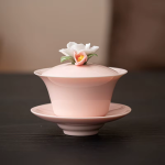 Porseleinen gaiwan met reliëfbloem