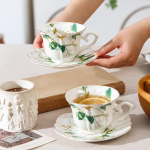 Porseleinen koffiekopje met schotel en camelliadecor