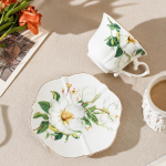 Porseleinen koffiekopje met schotel en camelliadecor