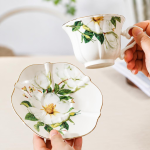 Porseleinen koffiekopje met schotel en camelliadecor