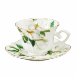 Porseleinen koffiekopje met schotel en camelliadecor