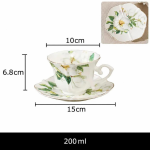 Porseleinen koffiekopje met schotel en camelliadecor