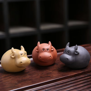 Porseleinen tea pet met koe voor theeblad