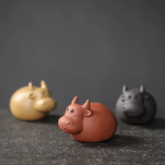 Porseleinen tea pet met koe voor theeblad