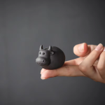 Porseleinen tea pet met koe voor theeblad — Zwart en grijs