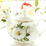 Porseleinen theepot met bloemen en filter
