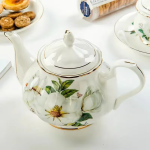 Porseleinen theepot met bloemen en filter
