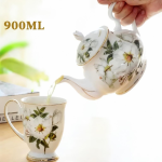 Porseleinen theepot met bloemen en filter