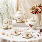 Porseleinen theepot met bloemen en retrodecor