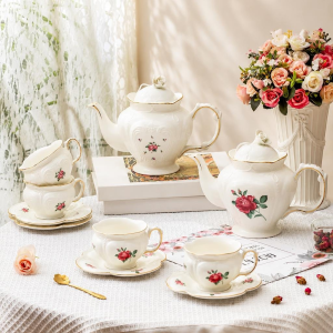 Porseleinen theepot met bloemen en retrodecor