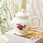 Porseleinen theepot met bloemen en retrodecor