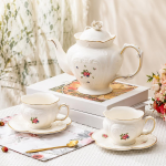Porseleinen theepot met bloemen en retrodecor