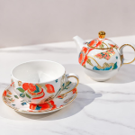 Porseleinen theepot met kopje en bloemendecor