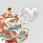 Porseleinen theepot met kopje en bloemendecor