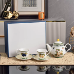 Porseleinen theeservies met fruit en bladmotief — 2 kopjes, 2 schoteltjes en theepot