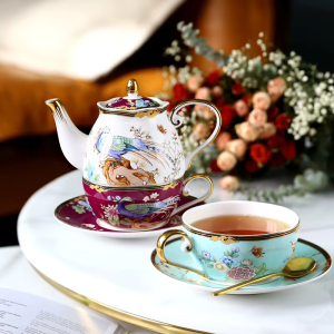 Porseleinen theeservies met pauwen en bloemen