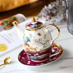 Porseleinen theeservies met pauwen en bloemen