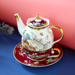 Porseleinen theeservies met pauwen en bloemen
