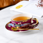 Porseleinen theeservies met pauwen en bloemen — Kop en schotel in bordeauxrood