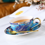 Porseleinen theeservies met pauwen en bloemen — Kop en schotel in helderblauw