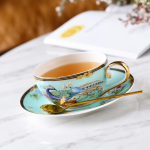 Porseleinen theeservies met pauwen en bloemen — Kop en schotel in licht turquoise