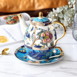 Porseleinen theeservies met pauwen en bloemen — Theepot, kop en schotel in blauw