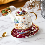 Porseleinen theeservies met pauwen en bloemen — Theepot, kop en schotel in bordeauxrood
