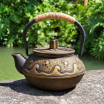 Retro gietijzeren theepot met filter van 300 ml — Golvende gouden band