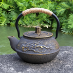 Retro gietijzeren theepot met filter van 300 ml — Gouden lijnen
